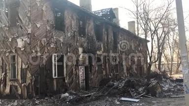 房子内部被烧毁，窗户是白色的，<strong>还有</strong>很多垃圾，旧的废弃房子被烧在户外，俄罗斯冬天被烧毁了